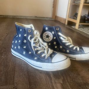 Women’s 8.5 Daisy stitched converse